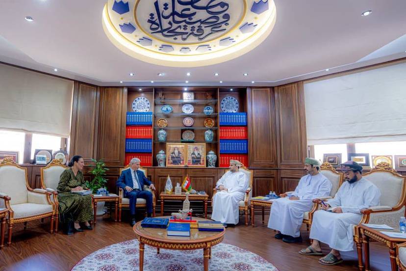 السفير محمد علي بوغازي يلتقي رئيس غرفة تجارة وصناعة عُمان لبحث تعزيز التعاون الاقتصادي والتبادل التجاري بين البلدين