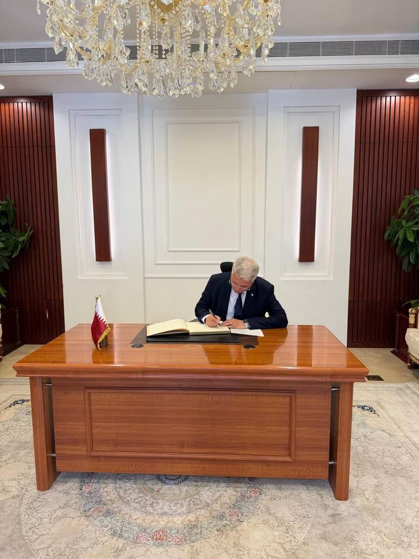 السفير د. محمد علي بوغازي يقدّم واجب العزاء ويوقّع سجل التعازي بسفارة دولة قطر الشقيقة بمسقط
